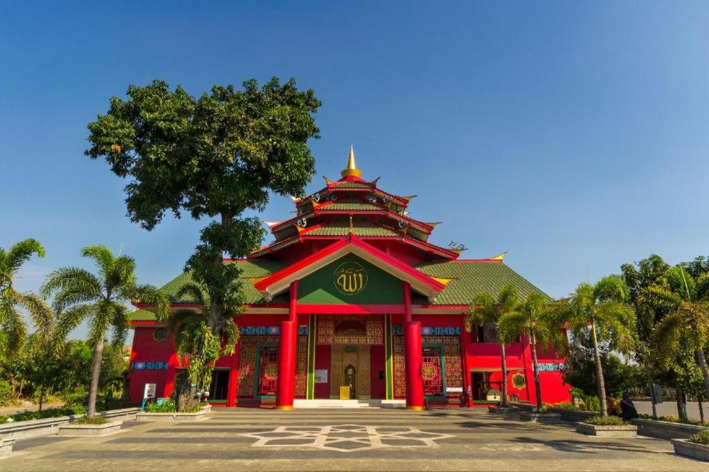 Hotel Dafam Pacific Caesar Surabaya Buitenkant foto