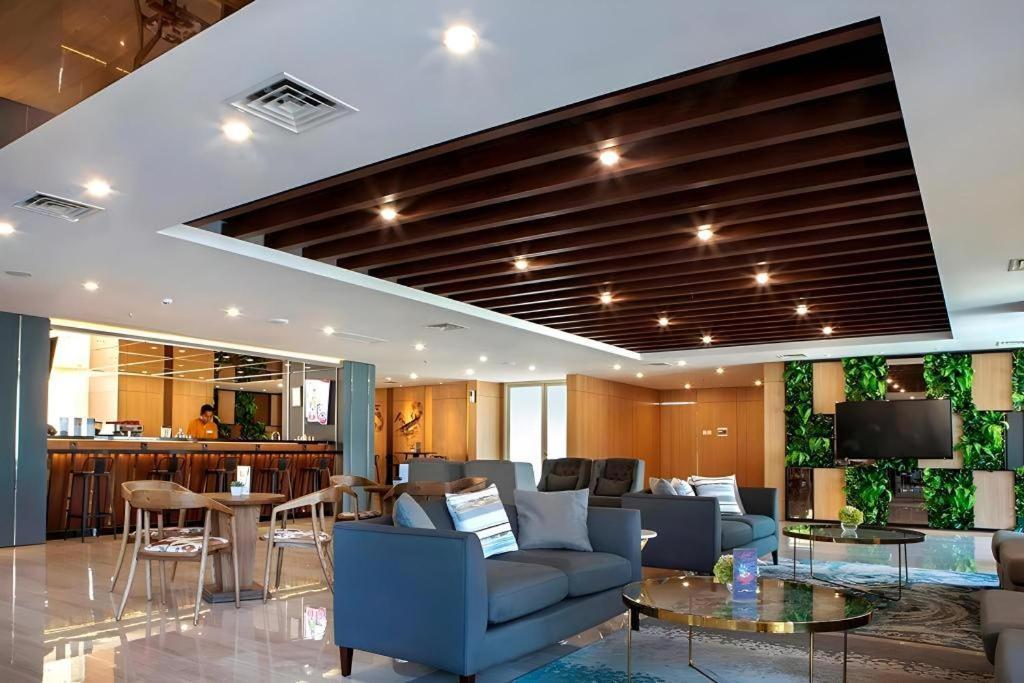 Hotel Dafam Pacific Caesar Surabaya Buitenkant foto
