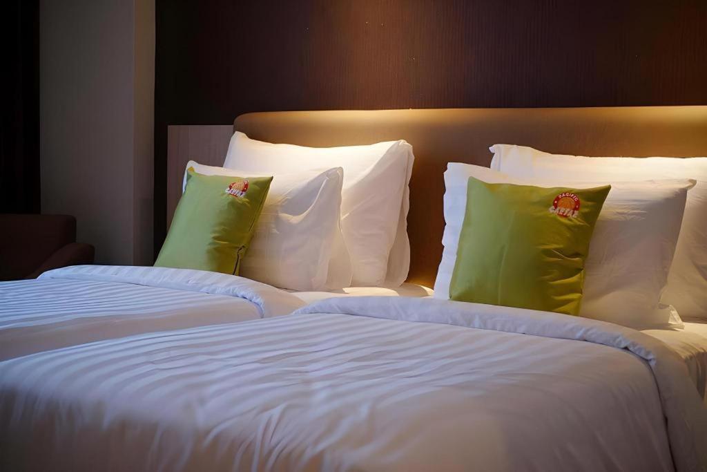 Hotel Dafam Pacific Caesar Surabaya Buitenkant foto