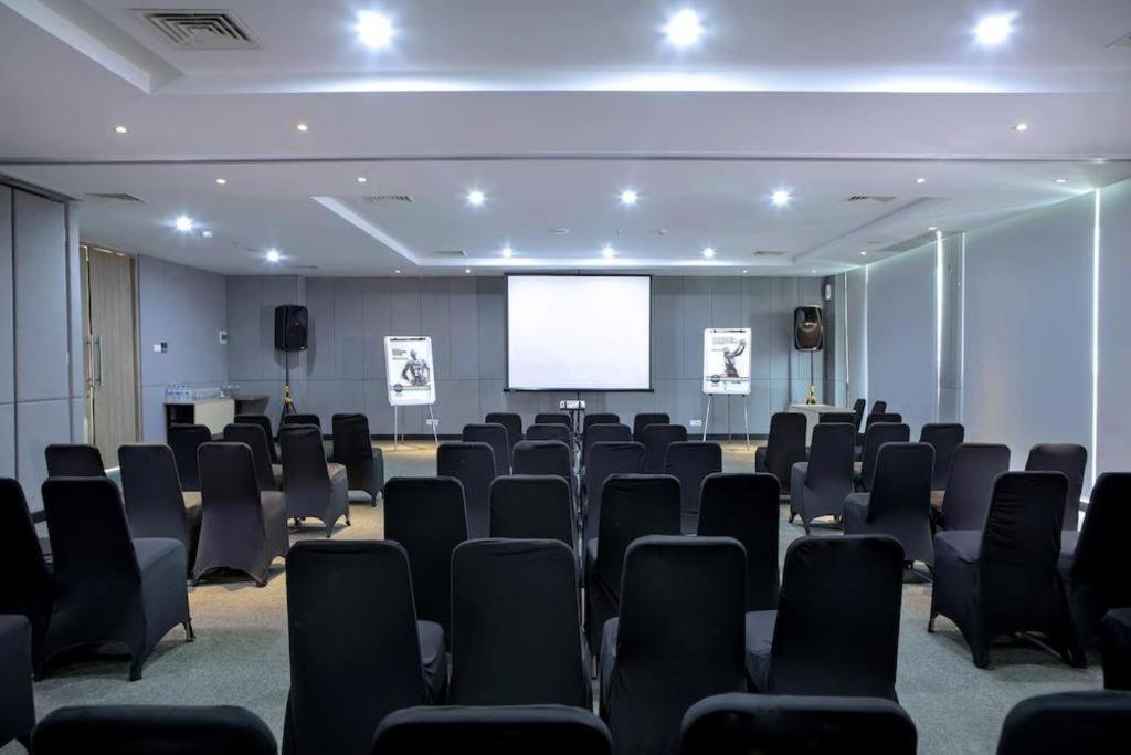 Hotel Dafam Pacific Caesar Surabaya Buitenkant foto