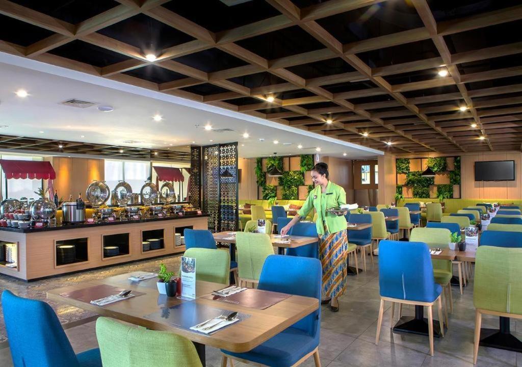 Hotel Dafam Pacific Caesar Surabaya Buitenkant foto