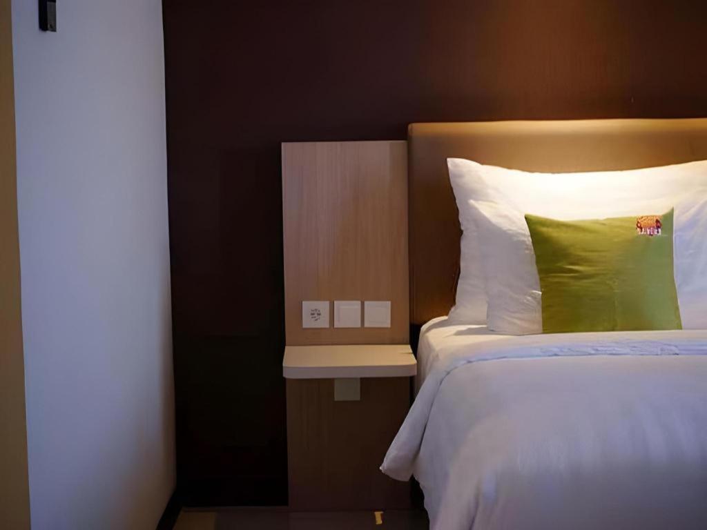 Hotel Dafam Pacific Caesar Surabaya Buitenkant foto