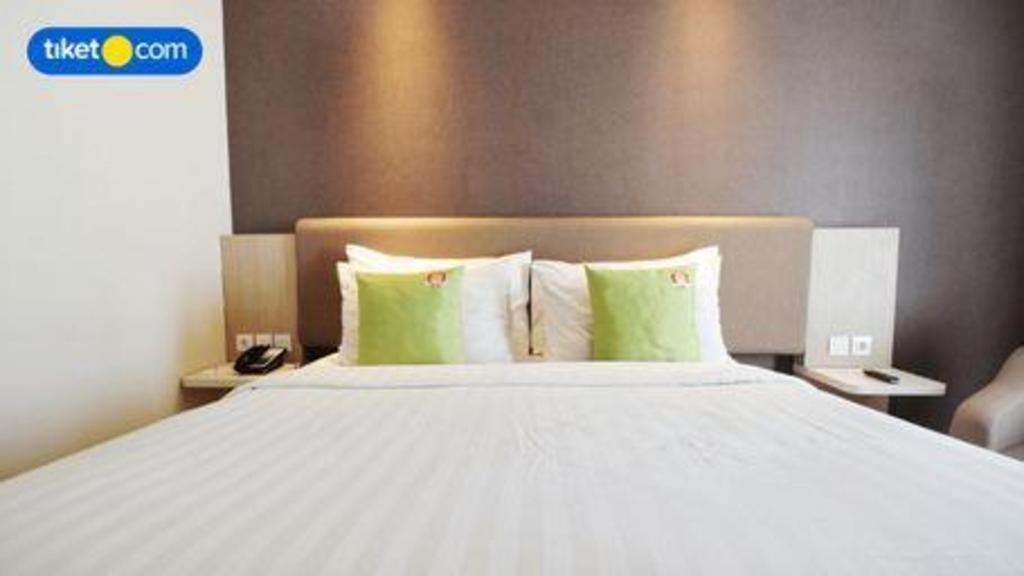 Hotel Dafam Pacific Caesar Surabaya Buitenkant foto