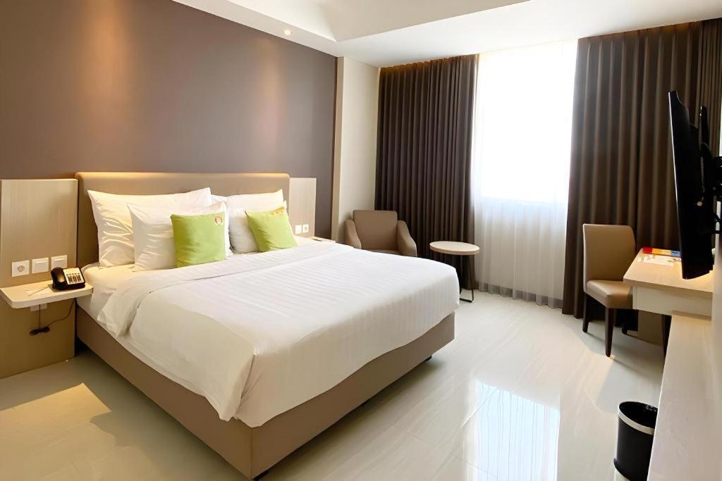 Hotel Dafam Pacific Caesar Surabaya Buitenkant foto