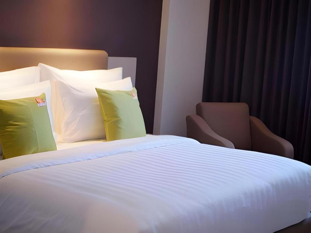 Hotel Dafam Pacific Caesar Surabaya Buitenkant foto