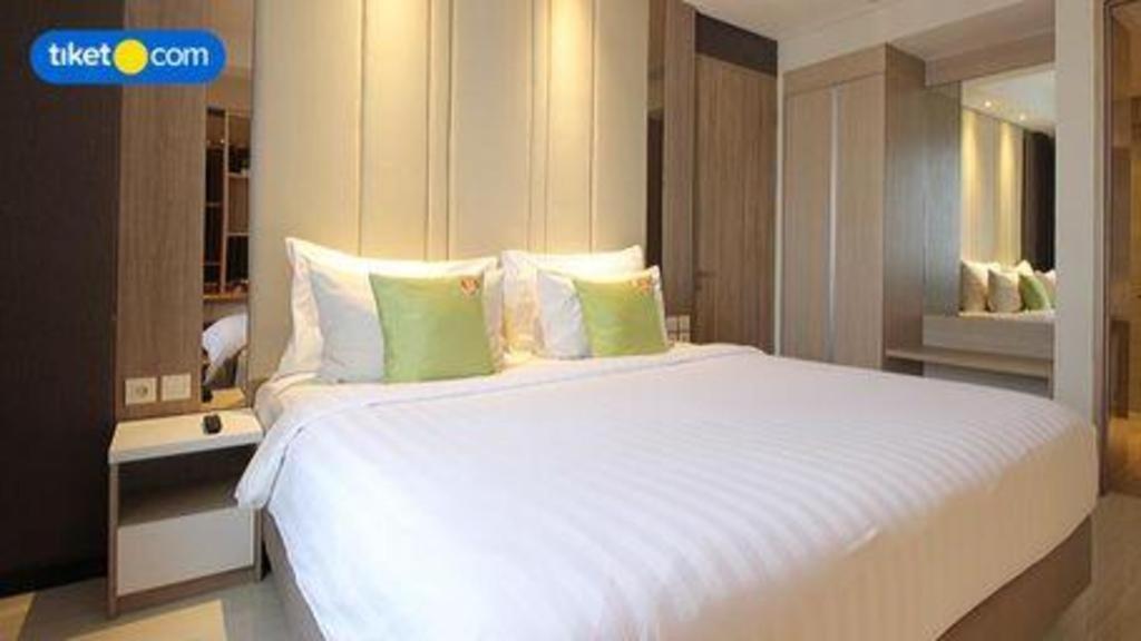 Hotel Dafam Pacific Caesar Surabaya Buitenkant foto
