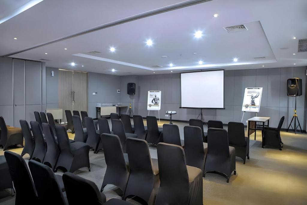 Hotel Dafam Pacific Caesar Surabaya Buitenkant foto