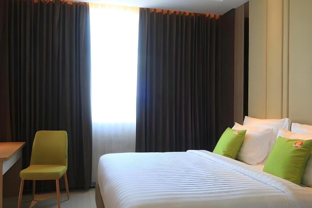 Hotel Dafam Pacific Caesar Surabaya Buitenkant foto