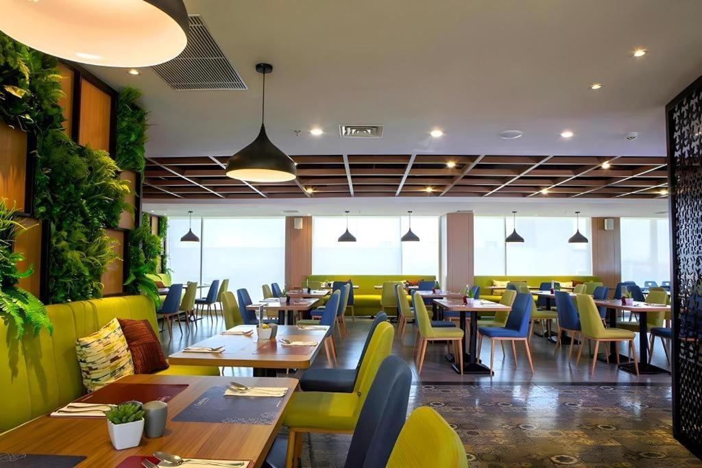 Hotel Dafam Pacific Caesar Surabaya Buitenkant foto