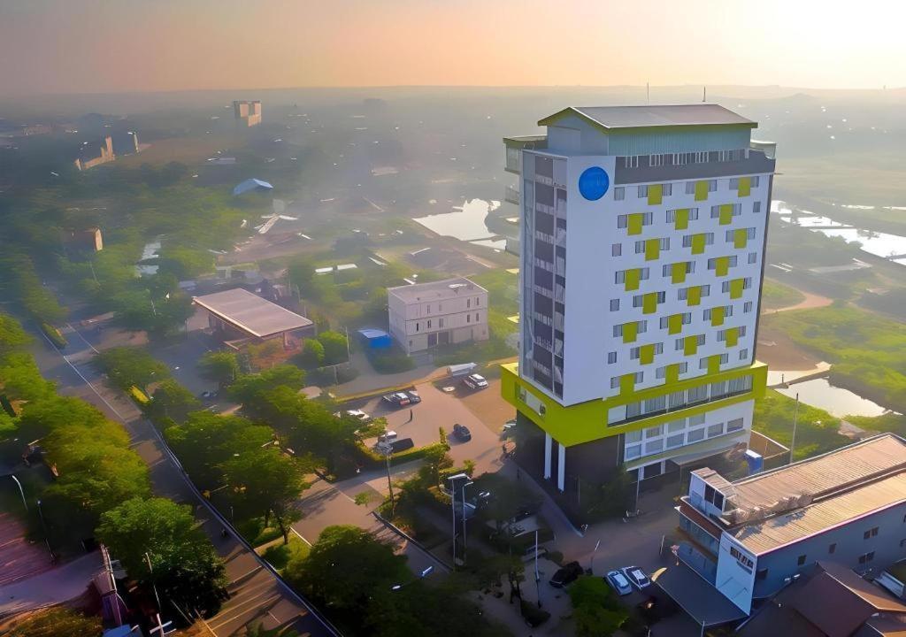 Hotel Dafam Pacific Caesar Surabaya Buitenkant foto