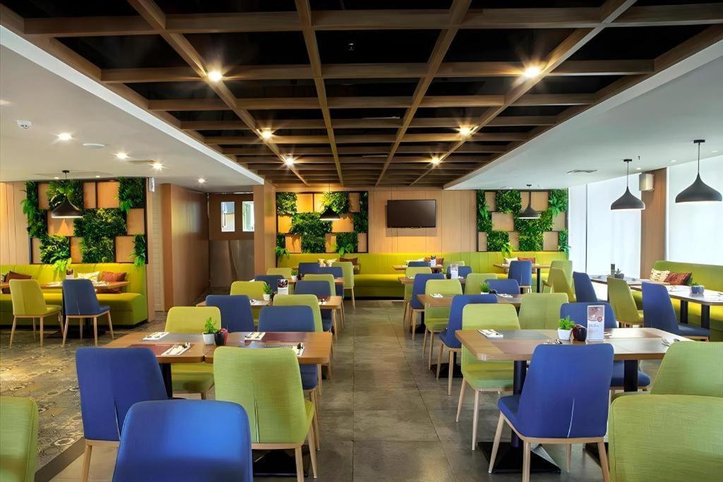 Hotel Dafam Pacific Caesar Surabaya Buitenkant foto